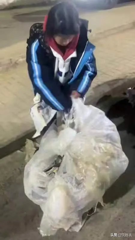 保定14岁女孩，靠捡废品撑起家和梦想，她得做法值得称赞吗？