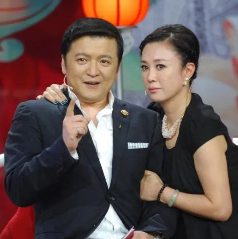 傅艺伟老公杨晓丹照片   其情路坎坷孤身撑起一片天