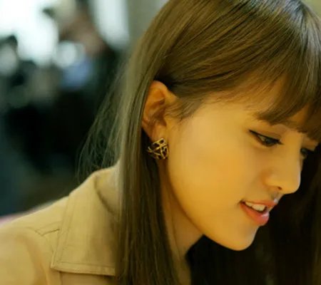 阿兰达瓦卓玛抽烟照大全 被誉为“唯美歌姬”