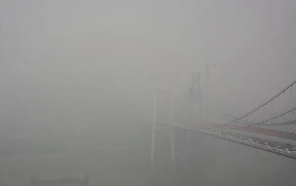 重庆发布大雾黄色预警 多地能进度不足500米