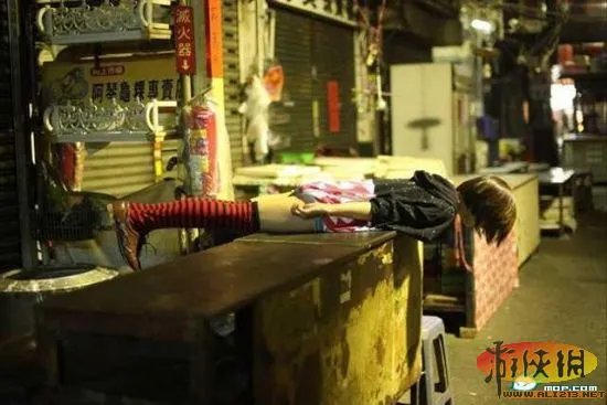 台湾仆街少女走红网络 无厘头媲美东京漂浮少女