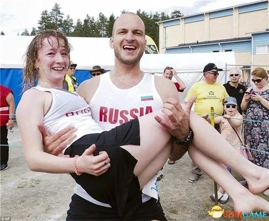 可借妻参赛 世界背老婆跑步大赛：这个姿势醉了