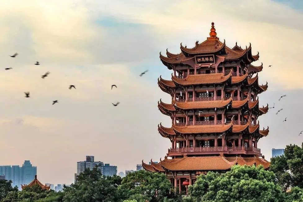 4万面五星红旗挂上武汉街头，武汉是座怎样的城市？