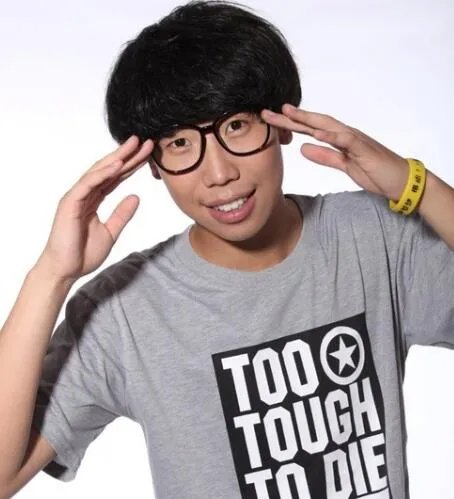 王启个人资料大揭秘 一首伤不起晋级全国20强