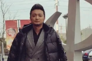 央视主持人尼格买提被传婚姻走到头,被妻子取关微博,双方无互动,咋回事?