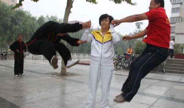 大师擂台靠挥毛笔放倒四名壮汉,该大师为何一直能得到广泛支持?