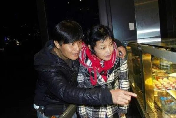 03年与刘晓庆结婚的第三任老公阿峰,究竟是何来历?