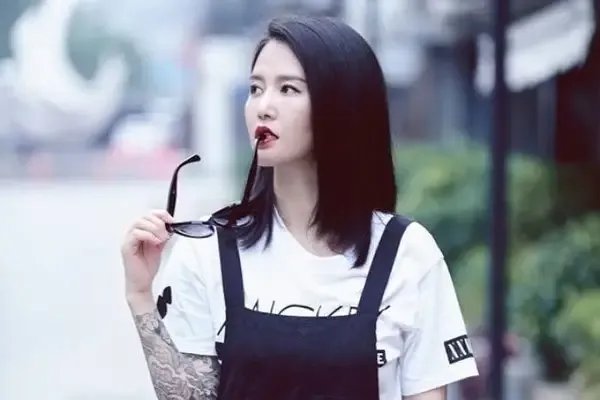 谭维维发布新歌《披光》，如何评价她声音中的爆发力？