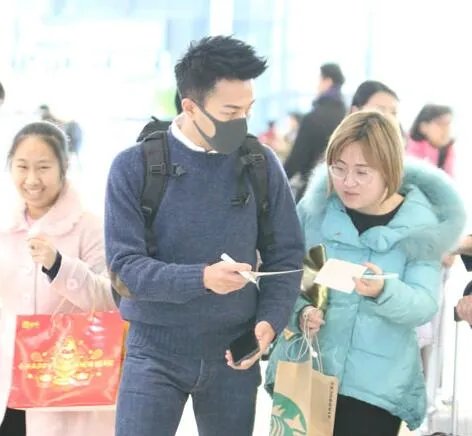 除夕刘恺威蒙面回京照片 是要与杨幂过大年吗