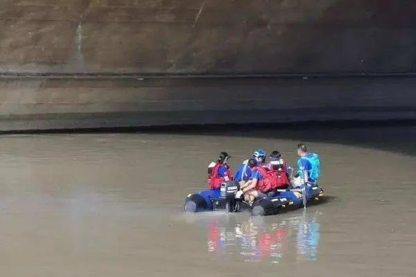 的哥凌晨跳河救人被冲走,见义勇为要视情况吗?