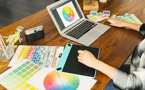 那个设计师兰玉什么背景和后台