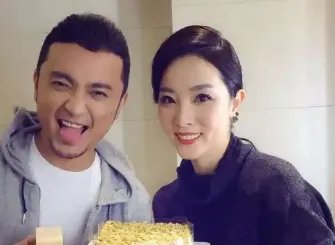 央视主持人尼格买提被传婚姻走到头,被妻子取关微博,双方无互动,咋回事?