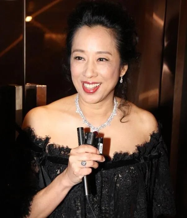 郭晶晶三胎后现身:身材恢复的好心情也极好