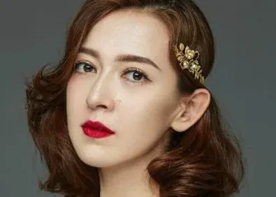 央视主持人尼格买提被传婚姻走到头,被妻子取关微博,双方无互动,咋回事?