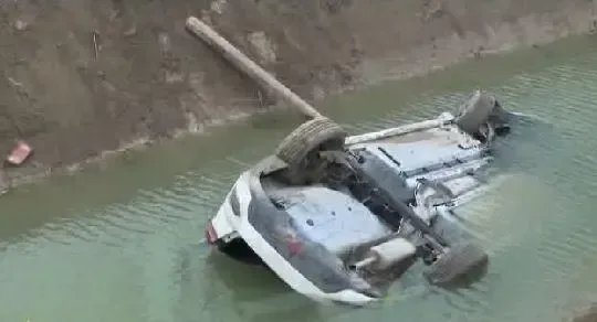 轿车坠湖 两工人用挖掘机接力救人