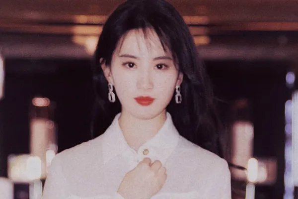 刘亦菲和她妈妈对比,你认为谁最好看?