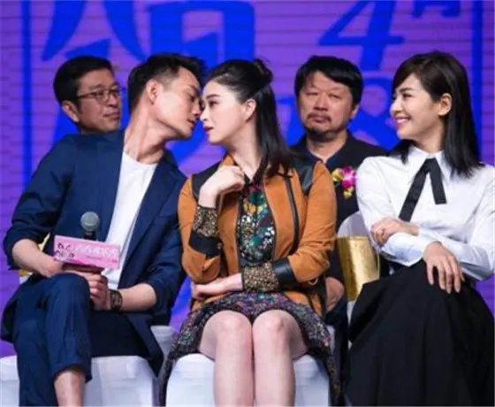 蒋欣王凯亲密照 疑似酒醉发动态