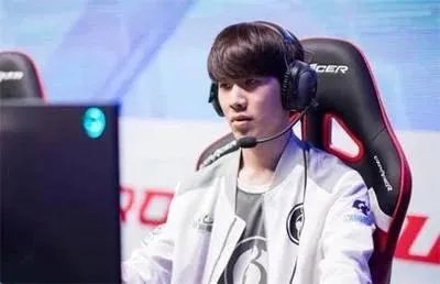 IG被FPX零封,Theshy的风评瞬间变了“第一上单是虚空的”,微博道歉太心酸。如何评价?