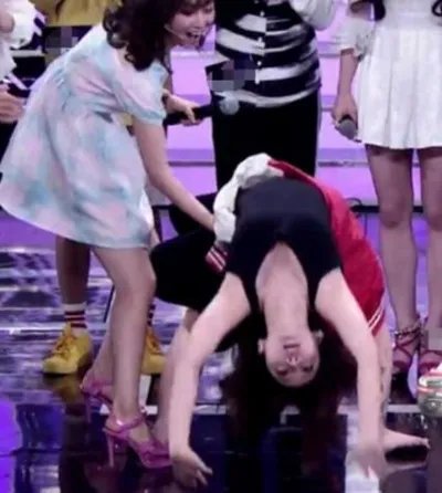 柳岩下腰走光:柳岩节目下腰惊呆众嘉宾(图)