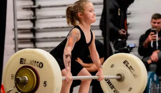 7岁女孩举起80公斤杠铃，为何小小年纪就有如此惊人的爆发力？