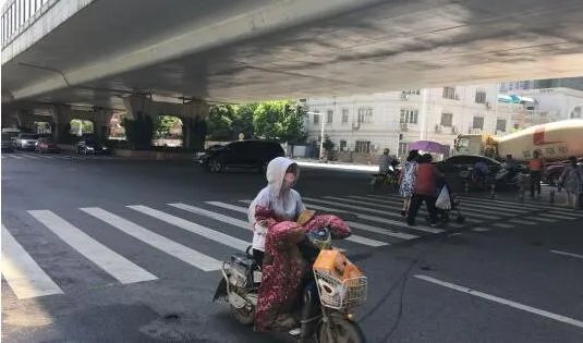 湖北连发74条高温预警 武汉鄂州等地35℃以上