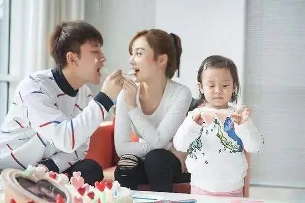 贾乃亮现身李小璐住所，为了孩子二人要复合吗？