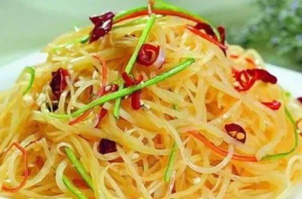 醋溜土豆丝是哪里的菜?在何时需要滴入适量白醋?