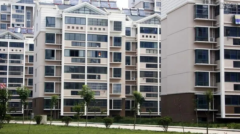 河南郏县全面封村封小区 不少经营性场所被限制营业