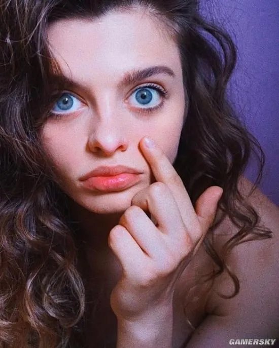 俄罗斯怪怪美少女Maria Oz 有一双大过二次元的眼睛