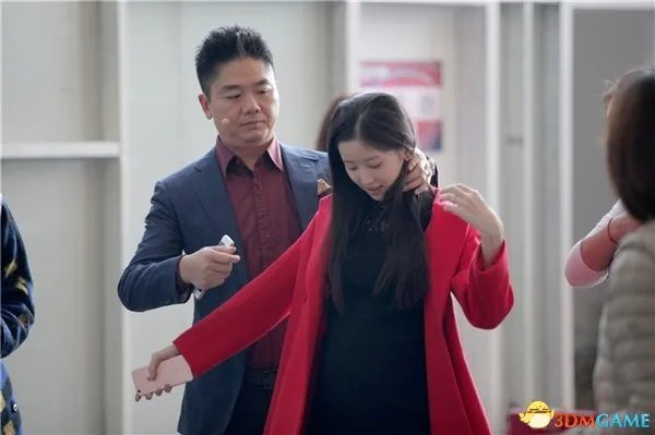 霸道总裁狂秀恩爱 京东CEO刘强东帮奶茶妹穿衣理容