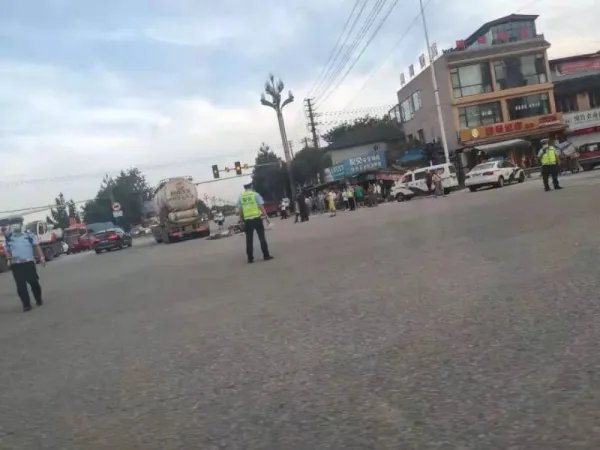 湖北一司机突然鸣笛致老人倒地身亡，司机该不该为老人的死负责？