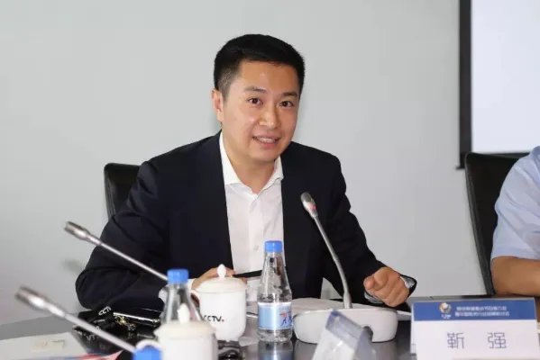 中央2台节目主持人有哪些？