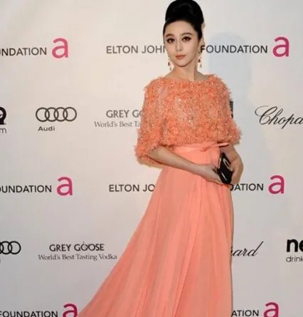 范冰冰真空上阵露两点  网友热议太逆天