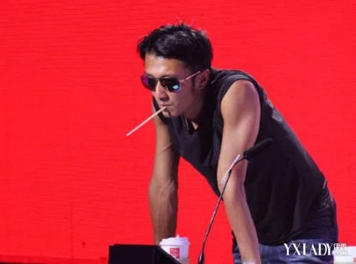 因为选手陈坤谢霆锋吵架了坤哥当评委拒绝煽情