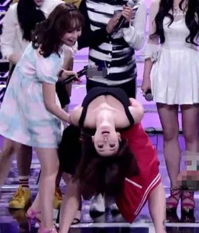 柳岩下腰走光:柳岩节目下腰惊呆众嘉宾(图)