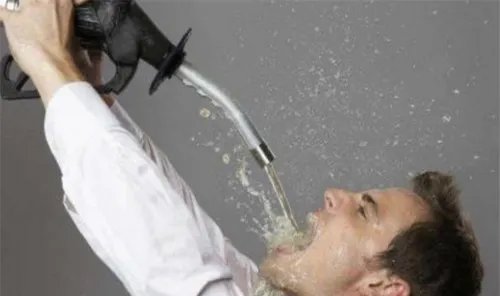 女职员饭局后死亡