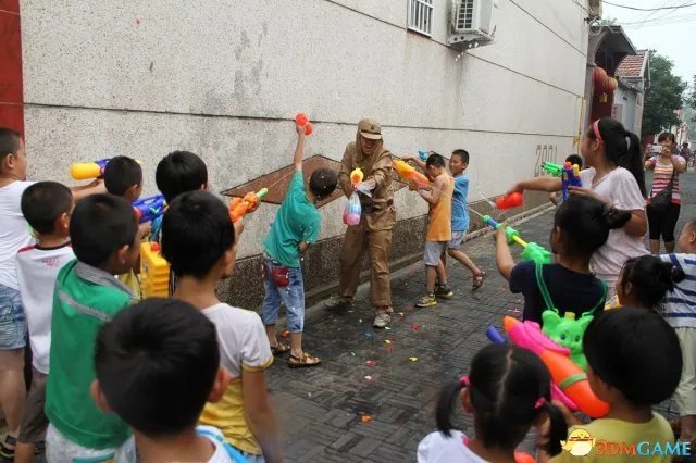 全民打鬼子！山东一景区现儿童扮八路用水枪打鬼子