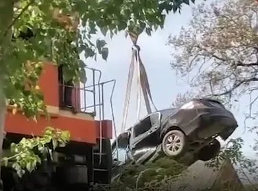 河南一轿车与火车相撞,轿车司机是否存在重大过失?