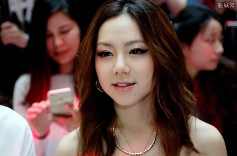 邓紫棋腰带松掉淡定应对 邓紫棋红了之后是非多