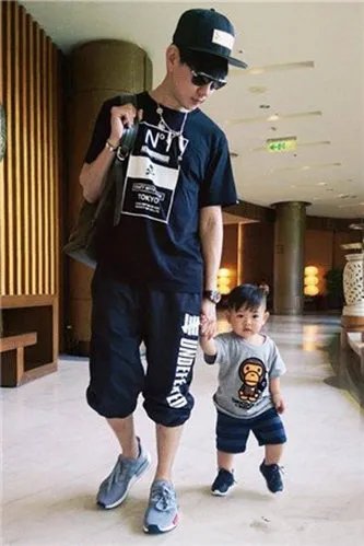 曝林俊杰带干儿逛街 不要再借别人的儿子