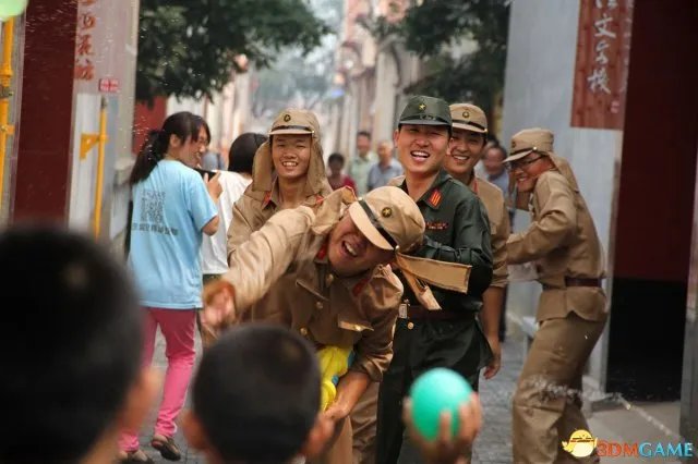 全民打鬼子！山东一景区现儿童扮八路用水枪打鬼子