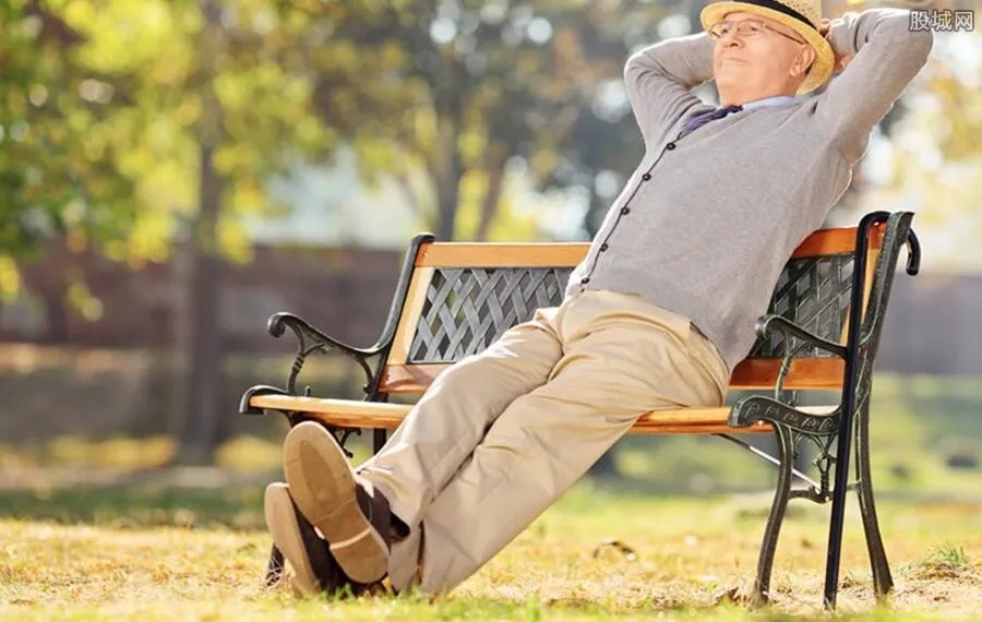 七旬老人创业后主动退低保 甘当卖油翁