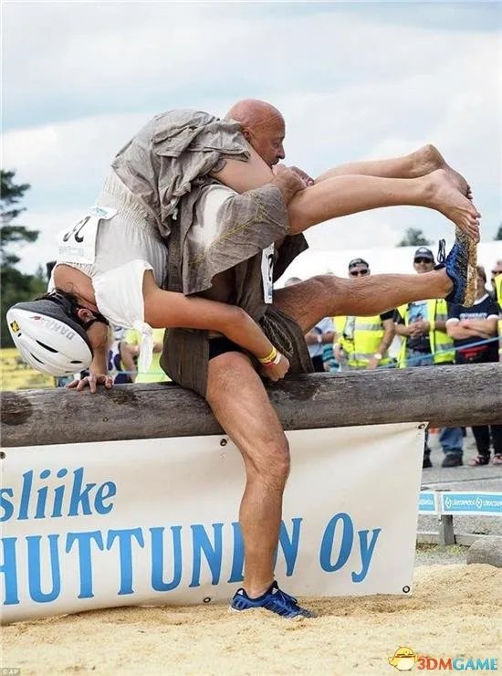 可借妻参赛 世界背老婆跑步大赛:这个姿势醉了