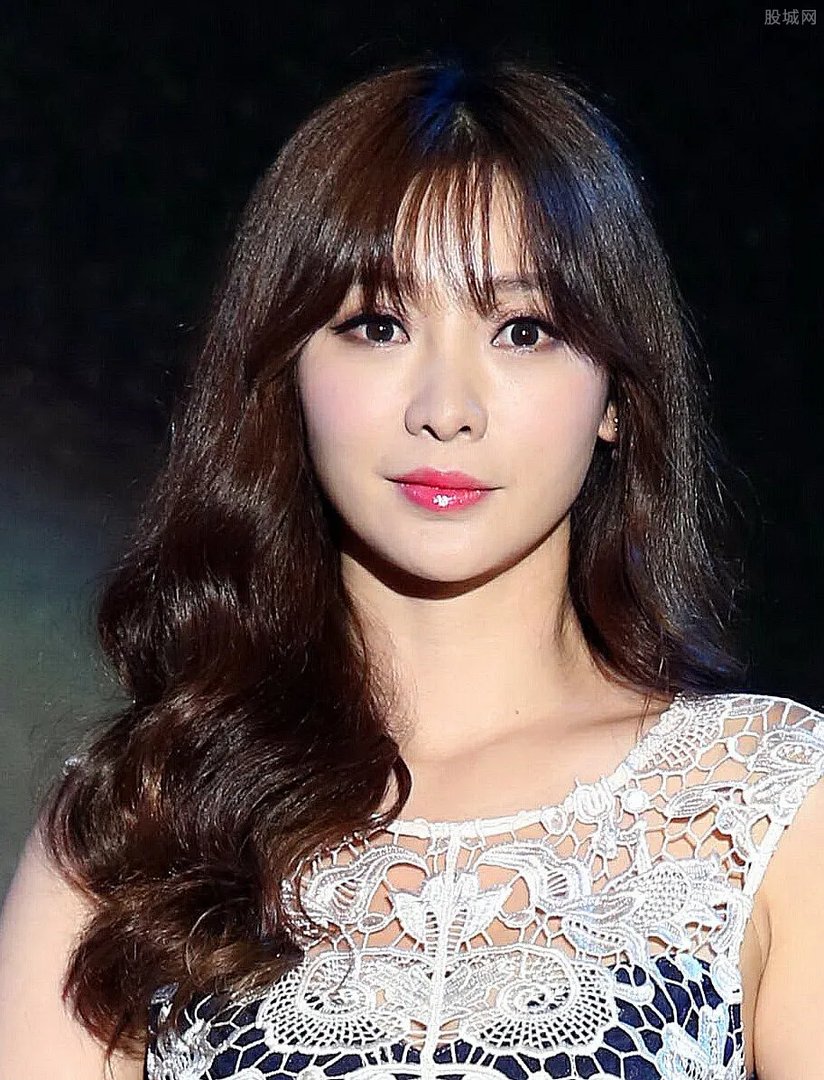 柳岩深V嘟金鱼嘴 丰满的身材大尺度照片