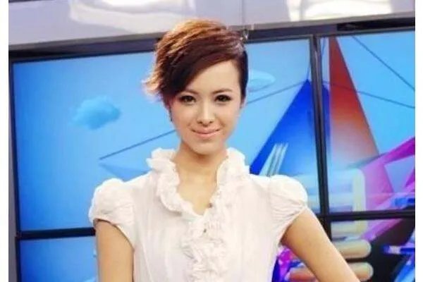 央视前主持人王萌萌,如今过得如何?