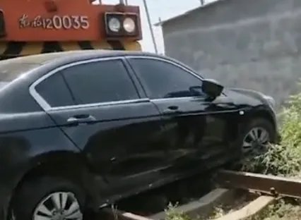 河南一轿车与火车相撞,轿车司机是否存在重大过失?