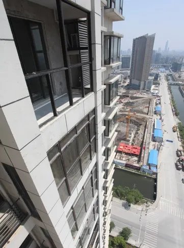 女童滞留电梯找家长时坠亡,你认为这是谁的责任?