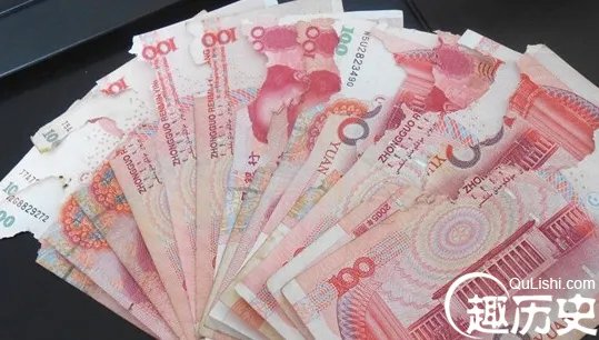 老人万元被鼠叼走咬碎 路边粘贴钱币获好人相助