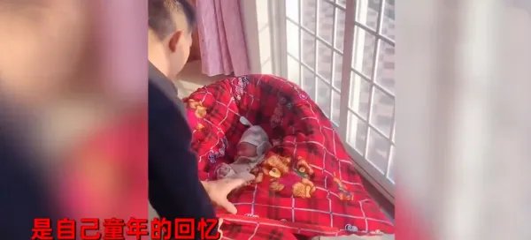 安徽一位爸爸拿出39年前的摇床给宝宝睡,那个年代的摇摇床长什么样子?