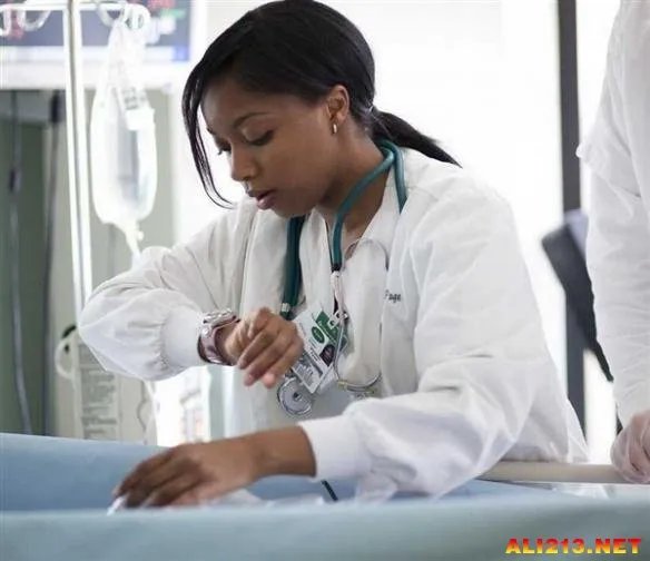 上大学就选它们!外媒评选2015年十大最热门工作榜